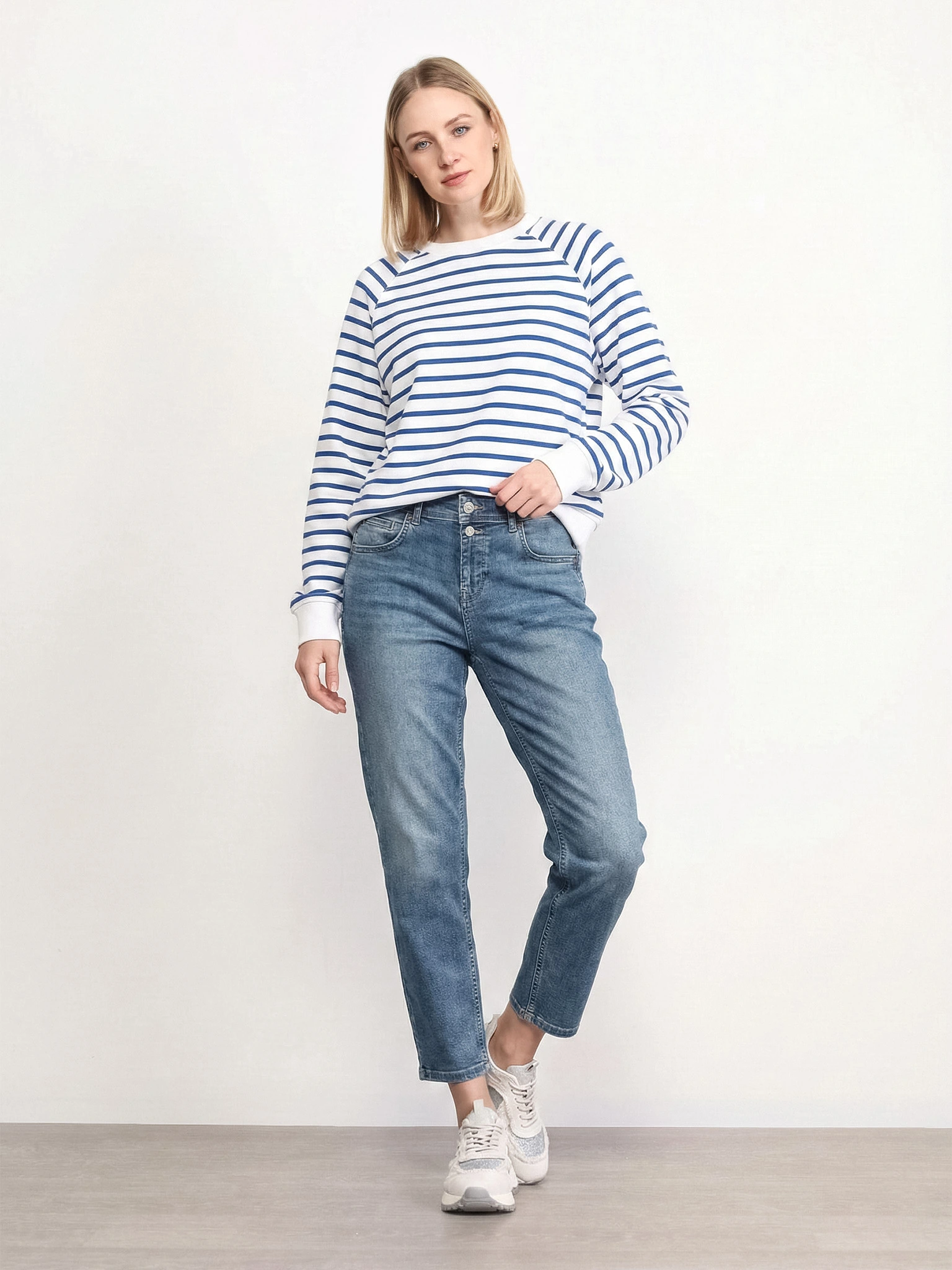 Джинсы голубого цвета из смесового хлопка